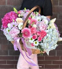 Композиция солнечный день в Набережных Челнах Цветочная композиция из Розы, Хризантемы, Пионы и Лизиантусы в корзине в Набережных Челнах