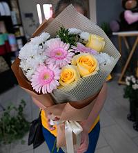 Букет цветов из:  Герберы, Розы и Хризантемы в Набережных Челнах